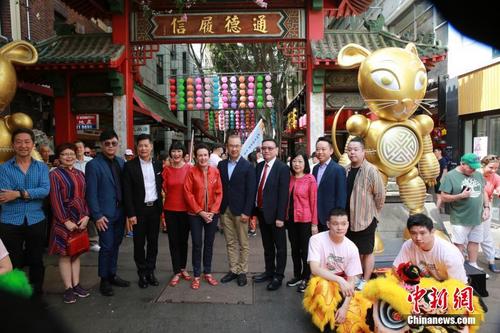 中國僑網(wǎng)圖為參加活動的嘉賓在唐人街合影。中新社記者 陶社蘭 攝