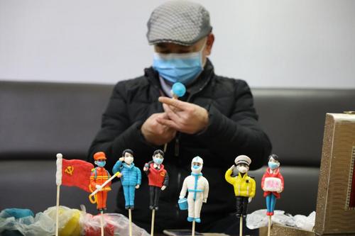 中國僑網衡陽非遺傳承人創(chuàng)作抗”疫“面人致敬抗”疫“英雄們(《中國日報》/馮志偉)