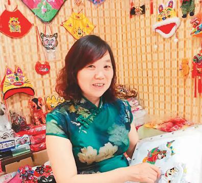 中國僑網(wǎng)武麥花繡“米奇賀歲” (圖片來源:人民日報海外版)