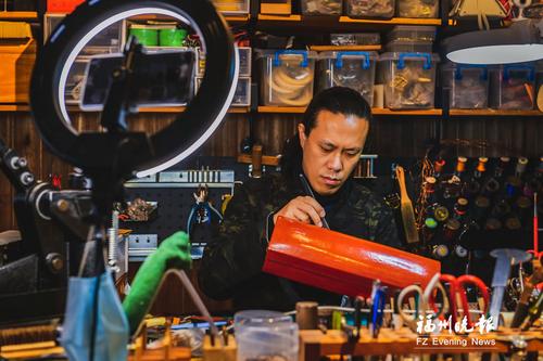 中國僑網(wǎng)何巍在工作室錄制傳統(tǒng)技藝視頻(福州晚報(bào)/陳暖 攝)