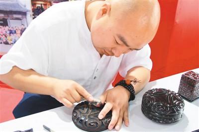 中國(guó)僑網(wǎng)何鵬飛雕刻漆器(《人民日?qǐng)?bào)海外版》/何鵬飛供圖)