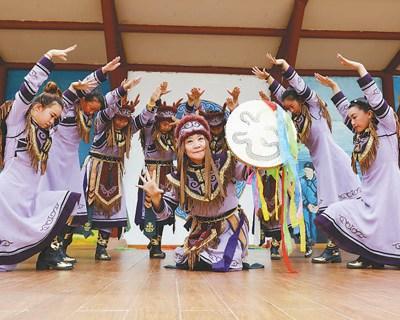 中國(guó)僑網(wǎng)伊瑪堪藝術(shù)團(tuán)團(tuán)員在排練節(jié)目(圖片來源:《人民日?qǐng)?bào)》)