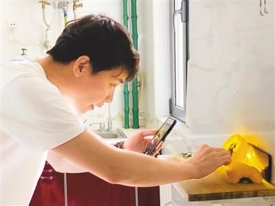 中國(guó)僑網(wǎng)李曉棟在創(chuàng)作中(《人民日?qǐng)?bào)海外版》/受訪者提供)