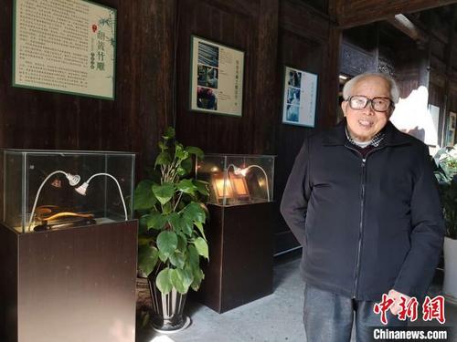 中國僑網(wǎng)國家級非物質(zhì)文化遺產(chǎn)黃巖翻簧竹雕代表性傳承人羅啟松 范宇斌 攝