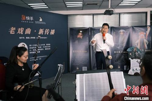 中國僑網(wǎng)全國人大代表李樹建現(xiàn)場演奏豫劇 王中舉 攝