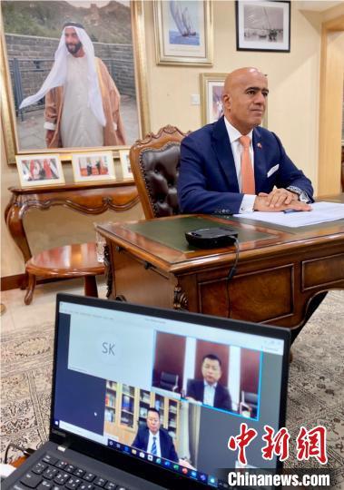 中國僑網(wǎng)圖為阿聯(lián)酋駐華大使阿里·扎希里參加討論會。阿聯(lián)酋駐華大使館供圖