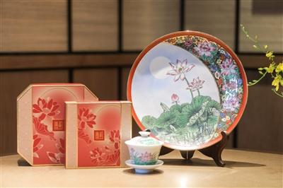 中國僑網(wǎng)許恩福大師廣彩藝術(shù)作品《月滿團圓》