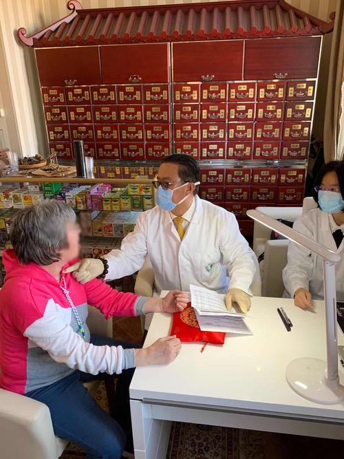 中國僑網(wǎng)陳震接診患者。受訪者供圖