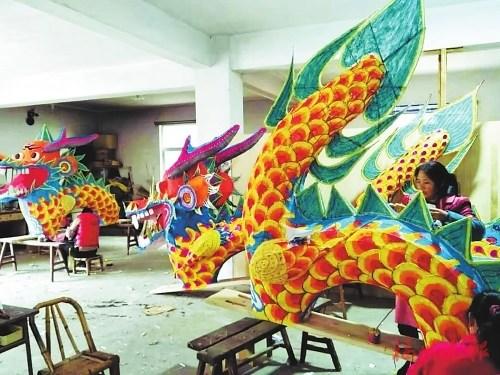 中國(guó)僑網(wǎng)陳進(jìn)平和他的糊紙班制作的板凳龍。