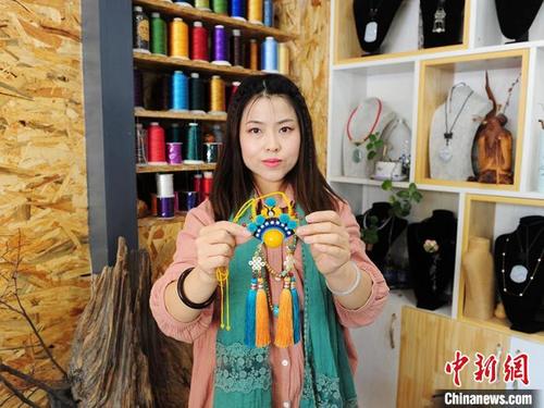 中國僑網(wǎng)徐曉雪正在展示京劇系列中國結(jié) 劉棟 攝