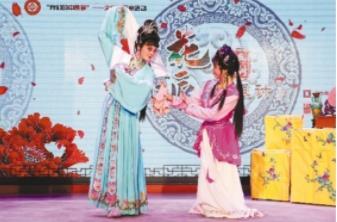 中國僑網(wǎng)評劇《茶瓶計》演出照。