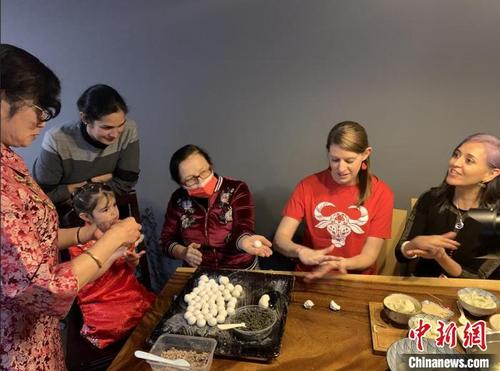 中國(guó)僑網(wǎng)上海市閔行區(qū)華漕國(guó)際社區(qū)“洋居民”體驗(yàn)包湯圓現(xiàn)場(chǎng) 高志苗 攝