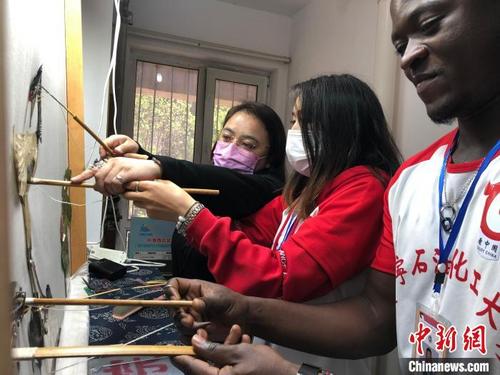 中國(guó)僑網(wǎng)留學(xué)生體驗(yàn)皮影戲 王藝霖 攝