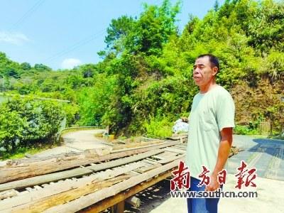 中國僑網(wǎng)陶興財即興唱了一首連灘山歌。(《南方日報》見習(xí)記者 王謝思齊 攝)