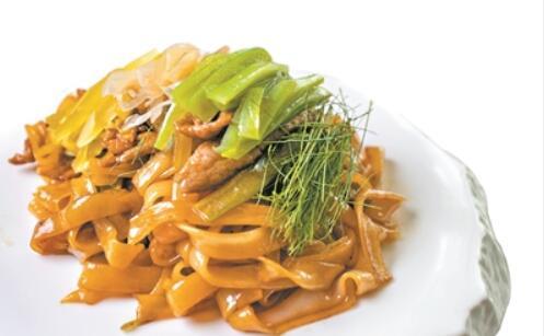 中國(guó)僑網(wǎng)至尊炒河粉(廣州日?qǐng)?bào)/莊小龍 圖)