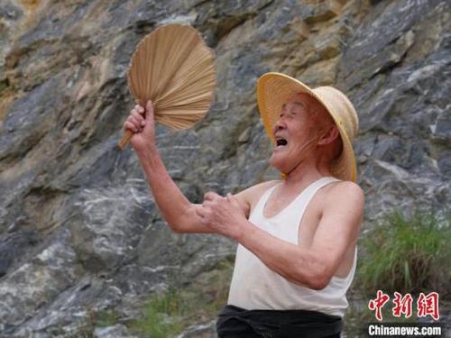 中國僑網(wǎng)王理亮清一清嗓子,就能輕松地喊出一曲石馬江號子。王昊昊攝