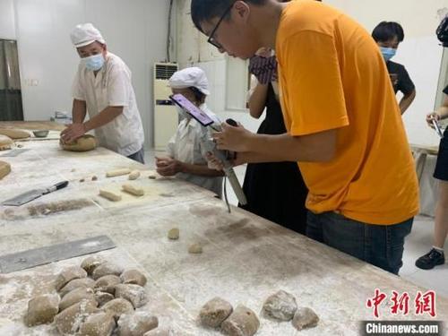 中國僑網(wǎng)制作月餅現(xiàn)場直播瑞安市委宣傳部供圖