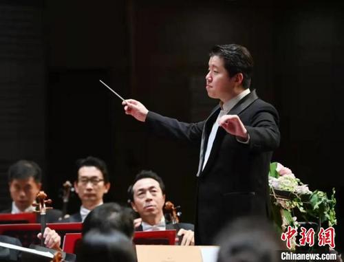 中國(guó)僑網(wǎng)指揮家黃屹 北京國(guó)際音樂節(jié)供圖