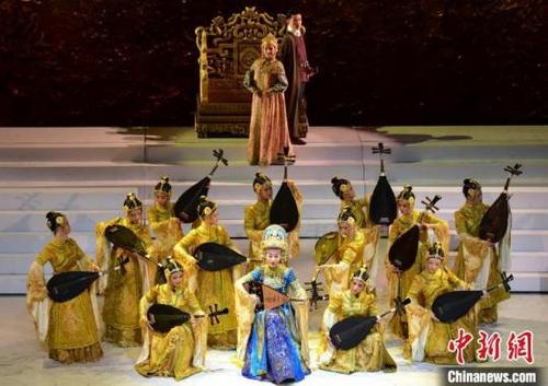 中國(guó)僑網(wǎng)12把琵琶同時(shí)演奏南音名曲《公主別》。何韶峰攝