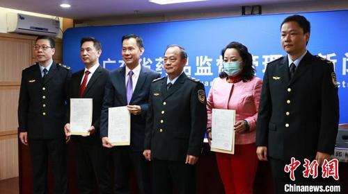 中國(guó)僑網(wǎng)廣東發(fā)放首批港澳傳統(tǒng)外用中成藥內(nèi)地上市注冊(cè)證書(shū) 王慶然 攝