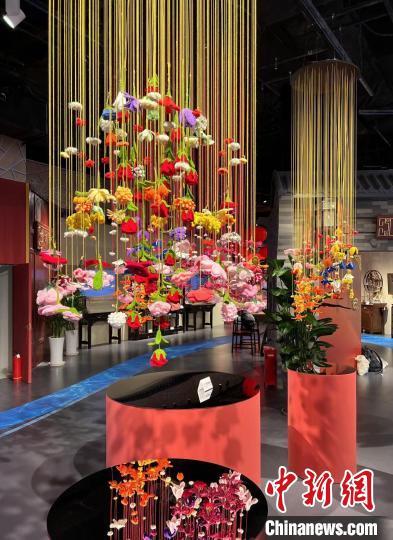 中國(guó)僑網(wǎng)海派絨線作品《絨之百花·春之鏡像》 郭建晨 供圖