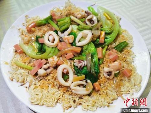 中國(guó)僑網(wǎng)海鮮煎面 李曉春 攝
