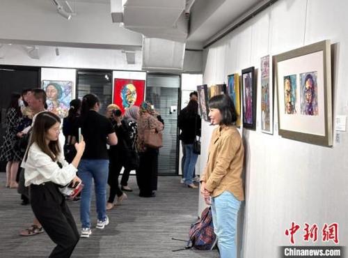 中國僑網(wǎng)畫展吸引當?shù)馗髯迕癖娪^展 陳悅 攝
